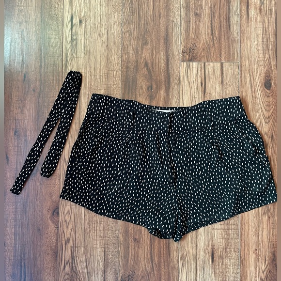 Saltwater LUXE Tracy Shorts Size Medium Black with White - Picture 4 of 7